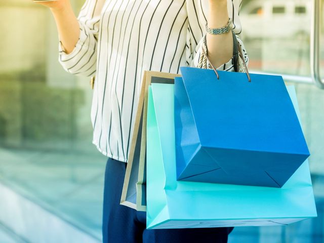 ホテル内でショッピングイメージ